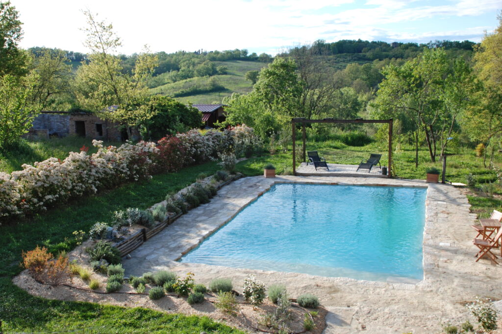 Piscina al sale tra le colline